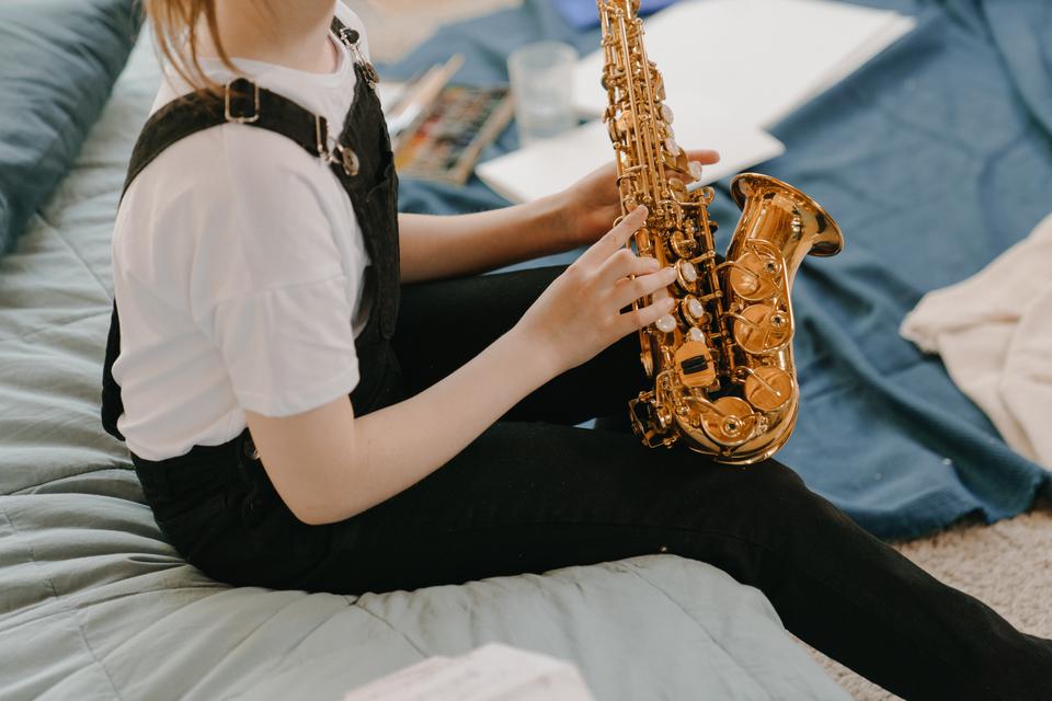 Un enfant en train de pratiquer le saxophone